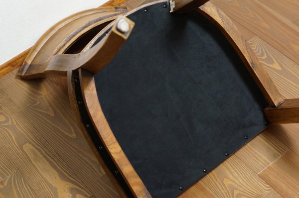 贅沢に椅子の裏地に使っています