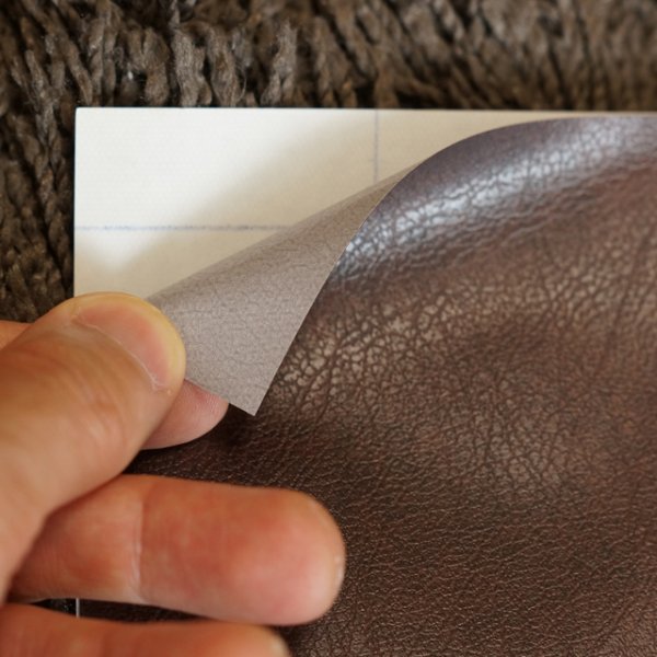 裏面は接着シールになっていて、簡単に貼り付け可能です。