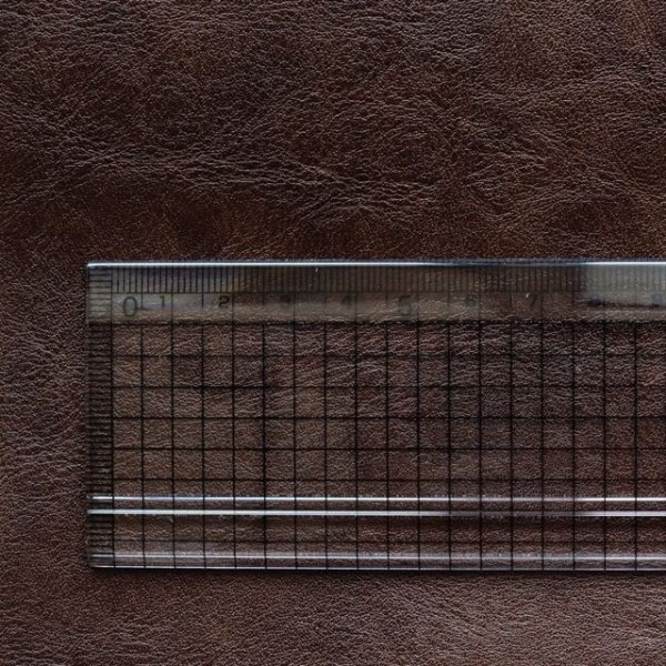 画像2: 合皮 生地 シワ入り加工 濃こげ茶色（ダークチョコブラウン） (2)