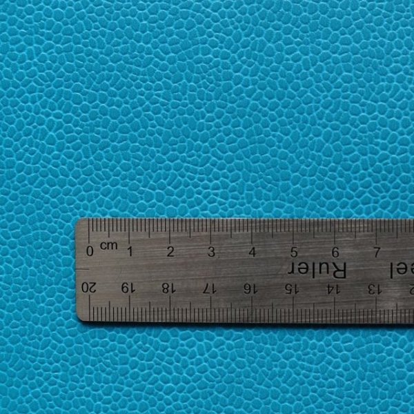 画像2: 合皮 生地 エイ・トカゲ 細ウロコ 水色（ライトブルー） (2)