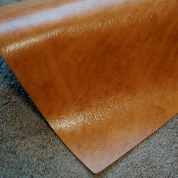 画像2: 合皮 生地 アンティーク　色ムラ・ツヤあり　薄茶色（ライトブラウン） (2)