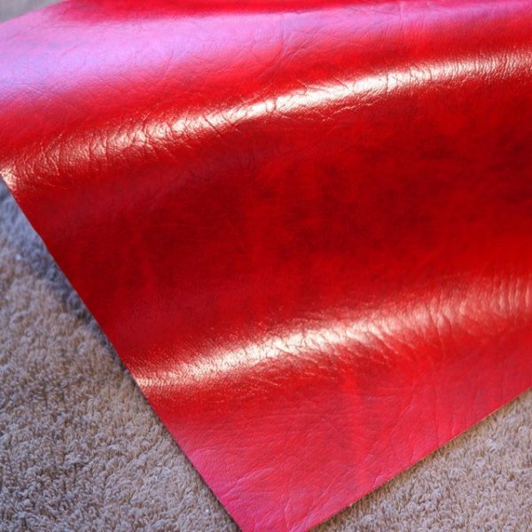 画像2: 合皮 生地 アンティーク 色ムラ・ツヤあり 赤色(レッド) (2)
