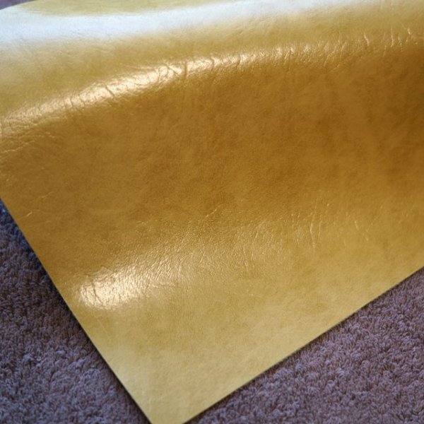 画像2: 合皮 生地 アンティーク 色ムラ・ツヤあり イエローベージュ (2)