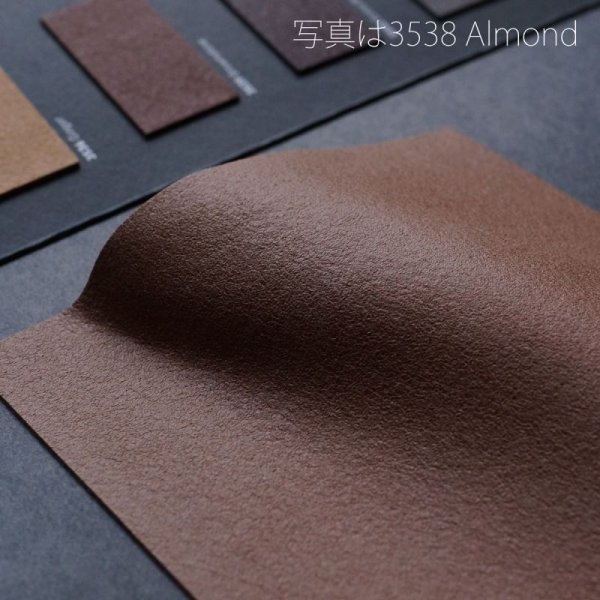 写真は3538 Almondです。質感を分かりやすくするため、少し暗めに撮影しています。色味はサンプル調をお買い求めの上、ご確認下さい。