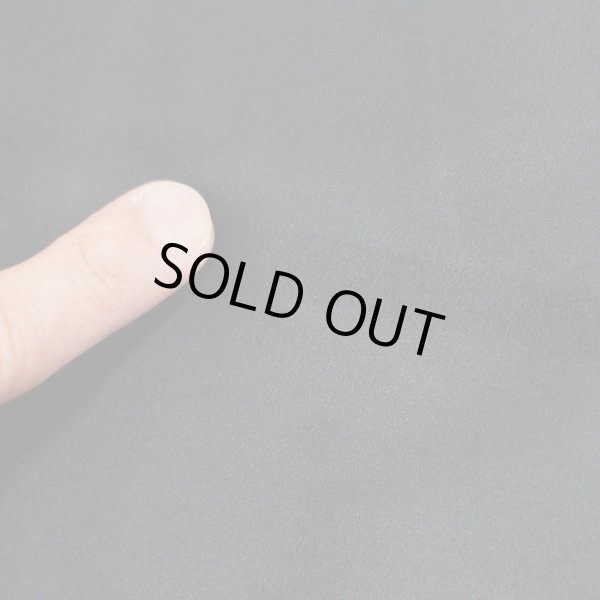 表面はとても繊細な起毛生地で、指でなぞると薄く筋が浮かびます。写真は黒色ですが、全色共通の仕様です。